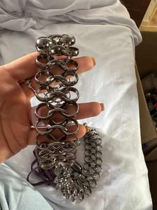 Cinturón de cadena plateado con flecos morados