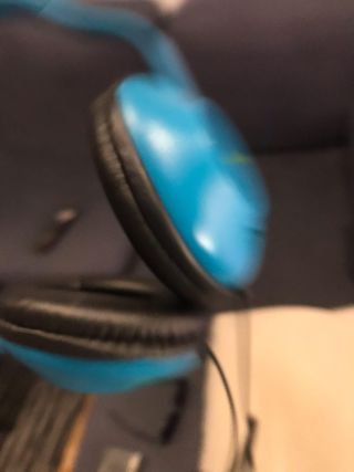 Auriculares azules y negros