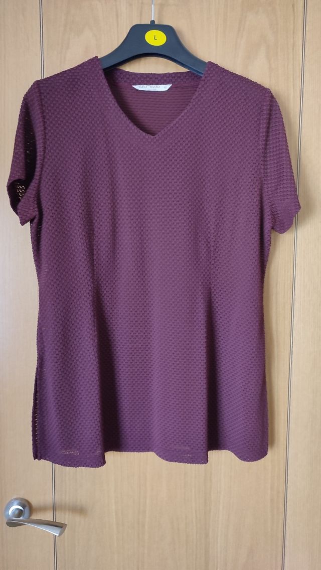 Camiseta Elisa Rivero calada burdeos