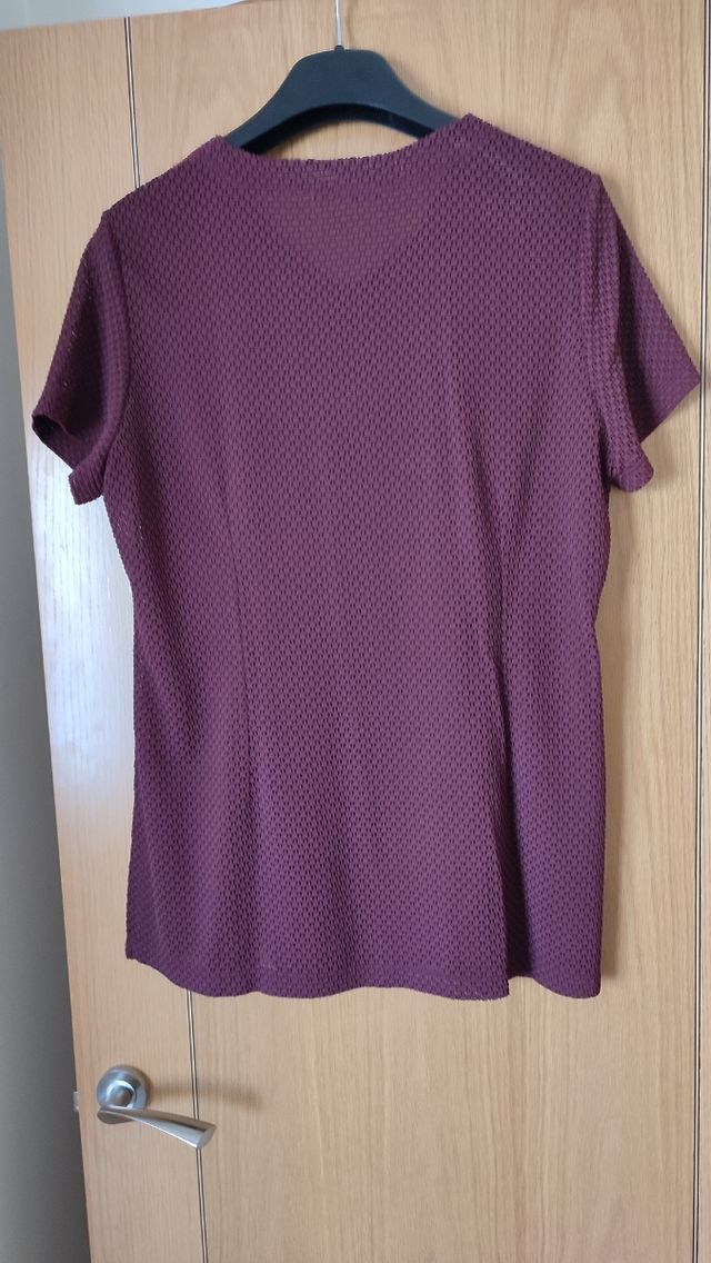 Camiseta Elisa Rivero calada burdeos