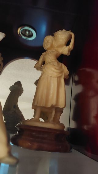 Figura canastera resina marfil vintage