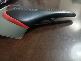 Sillín Selle Italia Trail de uso, en buen estado