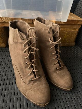 Botines marrones con cordones.39.
