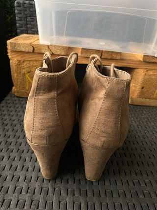 Botines marrones con cordones.39.