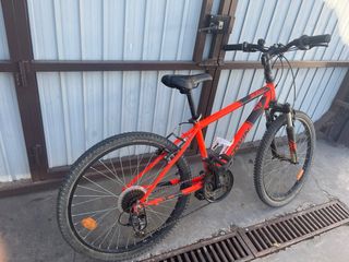 Bicicleta de montaña Btwin roja para adolescentes