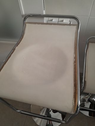 Taburetes hidráulicos plateados y blancos