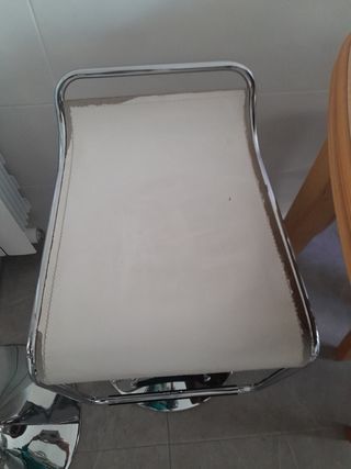 Taburetes hidráulicos plateados y blancos