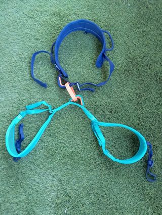 Arnés de escalada azul y turquesa