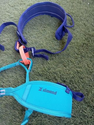 Arnés de escalada azul y turquesa