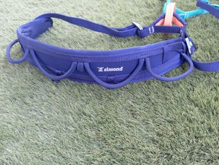 Arnés de escalada azul y turquesa