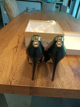 Zapatos tacón Michael Kors piel negros