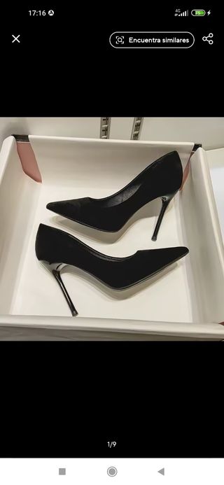 Zapatos de tacón dorados y negros nuevos
