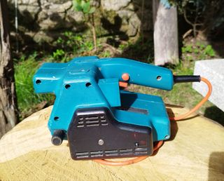 Lijadora de banda Black & Decker