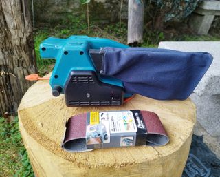 Lijadora de banda Black & Decker