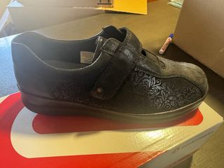 Zapatos negros c/velcro plantillas ortopédicas 
