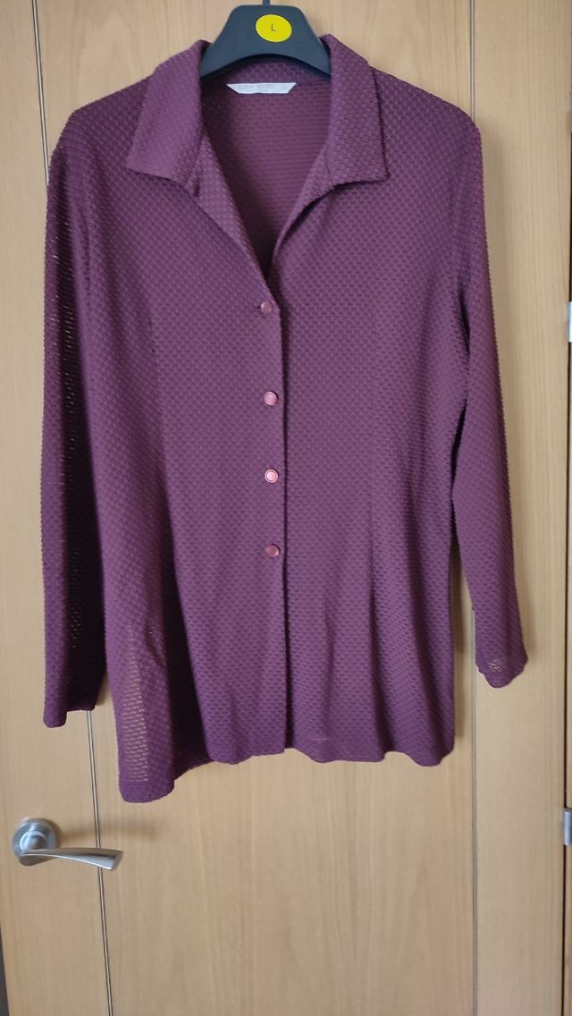 Camisa calada burdeos manga larga