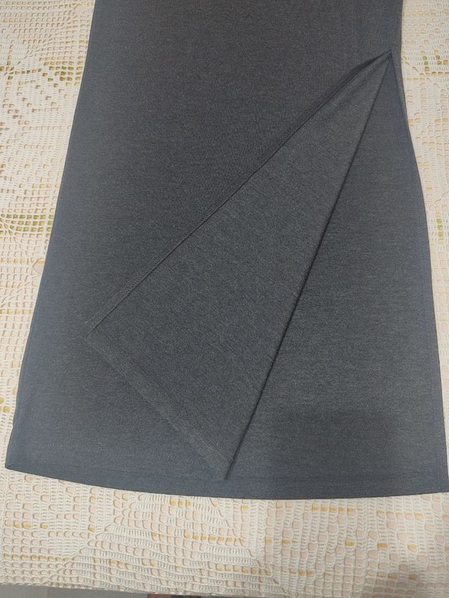 Falda larga gris oscuro ajustada