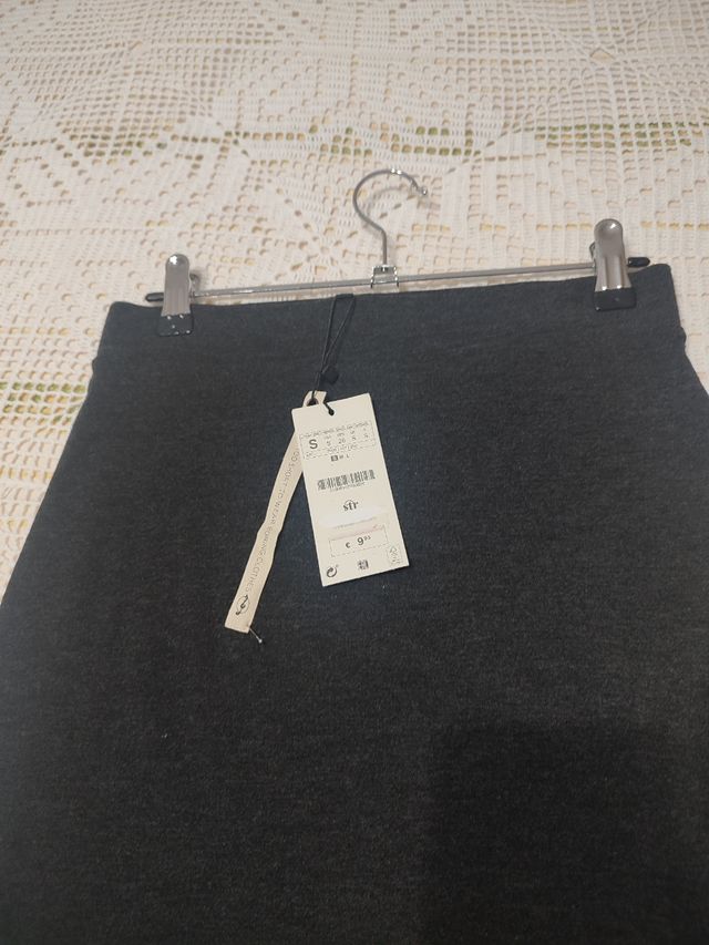 Falda larga gris oscuro ajustada