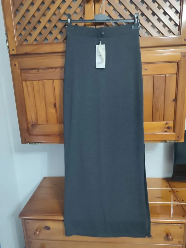 Falda larga gris oscuro ajustada