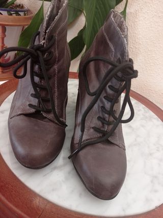 Botín de cuña marrón con cordones