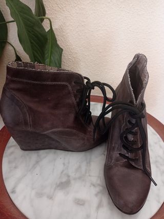 Botín de cuña marrón con cordones