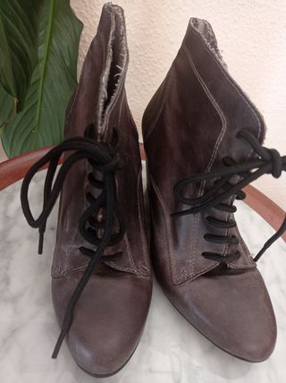 Botín de cuña marrón con cordones