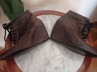 Botín de cuña marrón con cordones