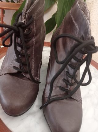 Botín de cuña marrón con cordones