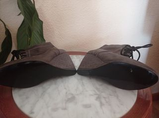 Botín de cuña marrón con cordones