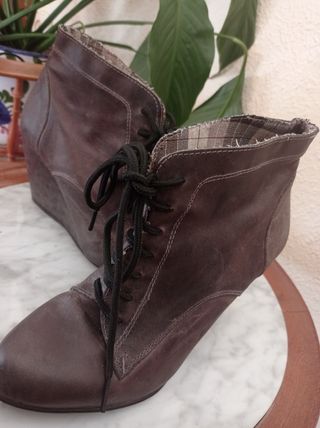Botín de cuña marrón con cordones
