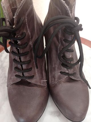 Botín de cuña marrón con cordones