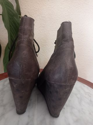 Botín de cuña marrón con cordones