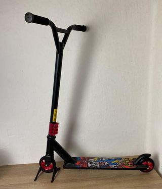Patinete Caroma Negro con Ruedas Rojas
