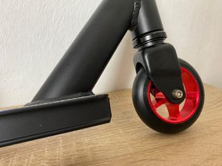 Patinete Caroma Negro con Ruedas Rojas