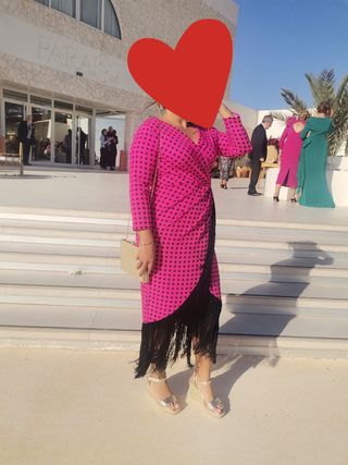 Vestido de fiesta rosa con estampado con flecos