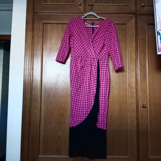 Vestido de fiesta rosa con estampado con flecos