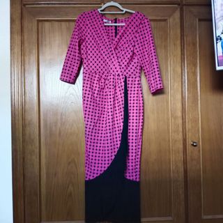 Vestido de fiesta rosa con estampado con flecos