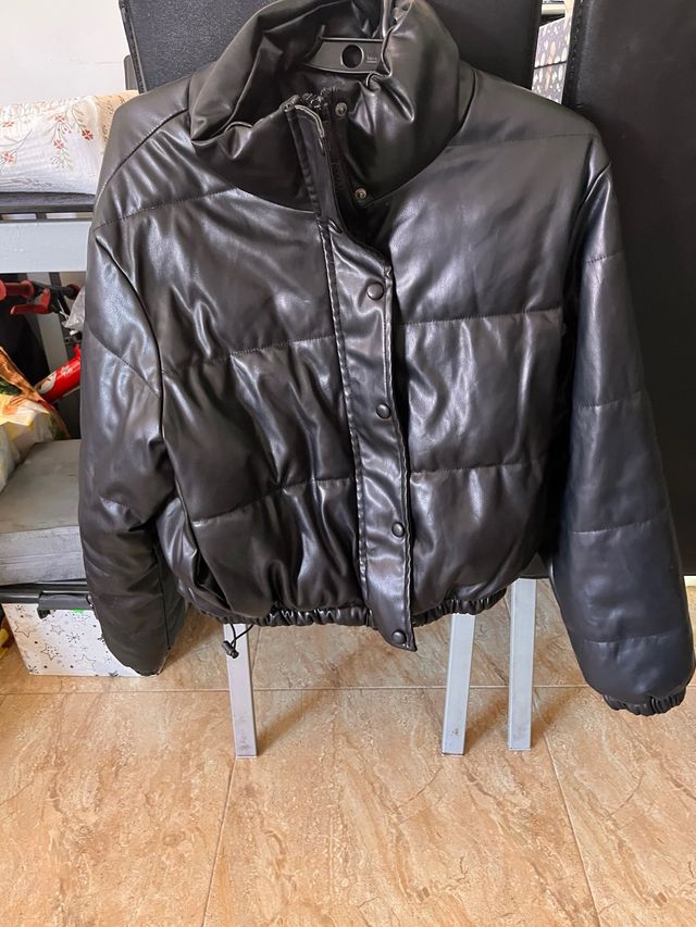 Abrigo negro polipiel