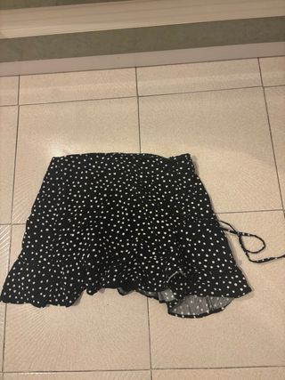 Falda corta negra de lunares. Del Stradivarius.