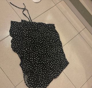Falda corta negra de lunares. Del Stradivarius.