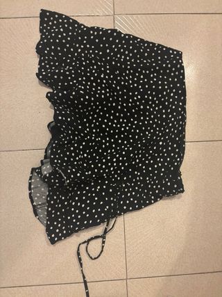 Falda corta negra de lunares. Del Stradivarius.
