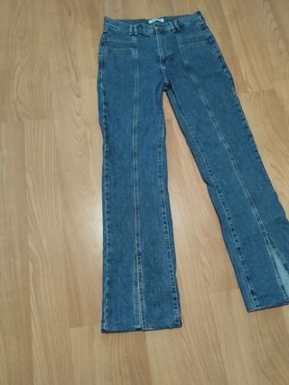 Pantalón tejano con abertura en la parte de abajo