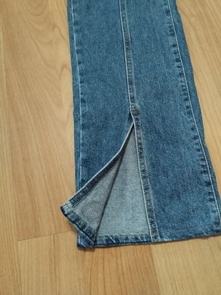 Pantalón tejano con abertura en la parte de abajo