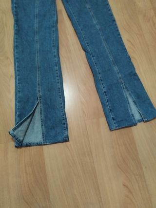 Pantalón tejano con abertura en la parte de abajo