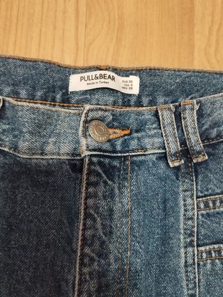 Pantalón tejano con abertura en la parte de abajo