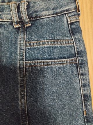 Pantalón tejano con abertura en la parte de abajo