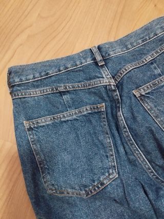 Pantalón tejano con abertura en la parte de abajo