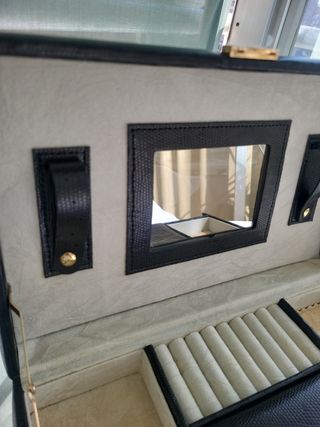 Joyero negro con cierre dorado