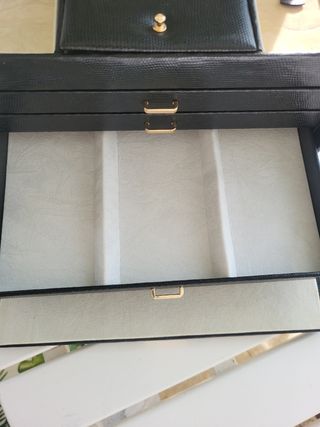 Joyero negro con cierre dorado