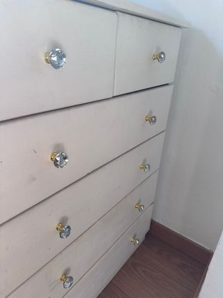 Cómoda blanca de madera con cajones